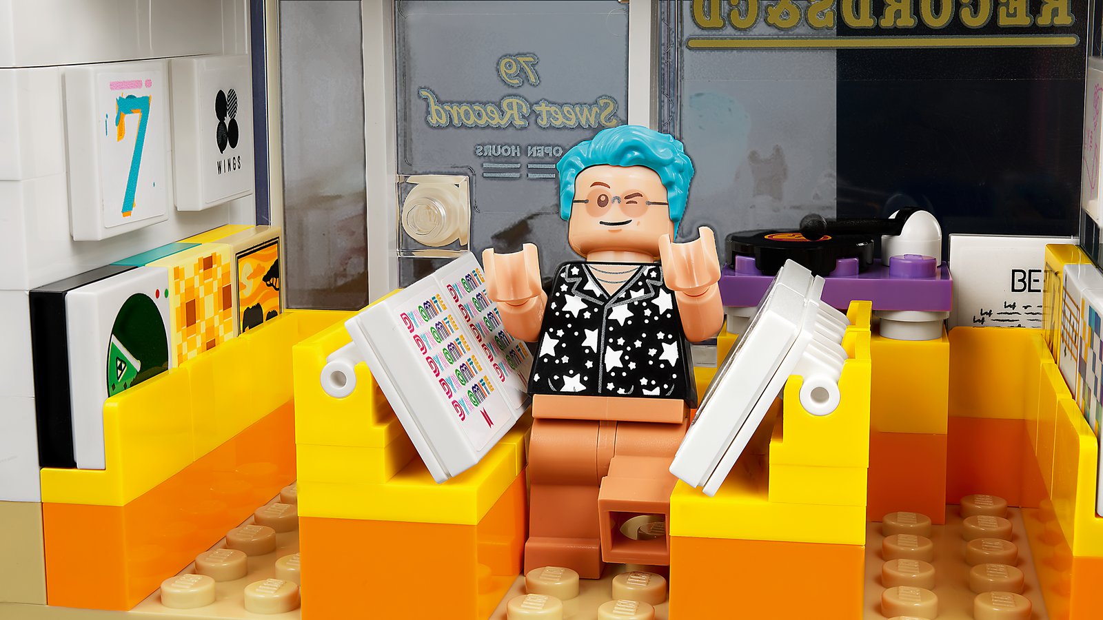 LEGO 21339 LEGO® Ideas 21339 - BTS Dynamite – Detailansicht 3